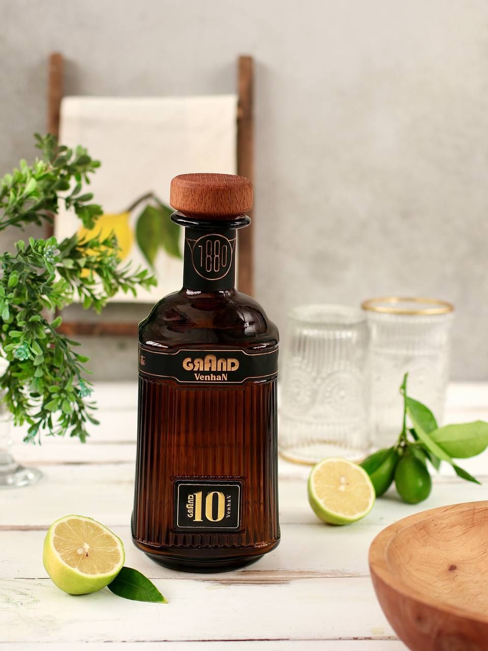 بطری آب  درب چوبی